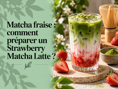 Strawberry Matcha Latte avec couche de fraise, lait et Matcha vert servi glacé dans un verre transparent