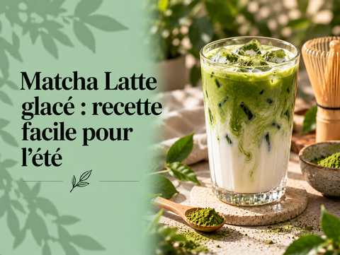 Matcha Latte glacé avec lait, Matcha vert et glaçons servi dans un grand verre transparent