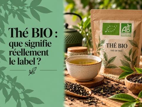 Paquet de thé BIO avec feuilles de thé, tasse et symboles de certification illustrant la signification du label biologique