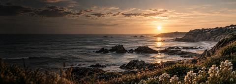 Coucher de soleil sur la côte bretonne avec falaises et rochers en bord de mer, le thé Mursel