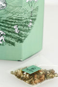 Infusette de thé MURSEL devant un coffret découverte vert céladon